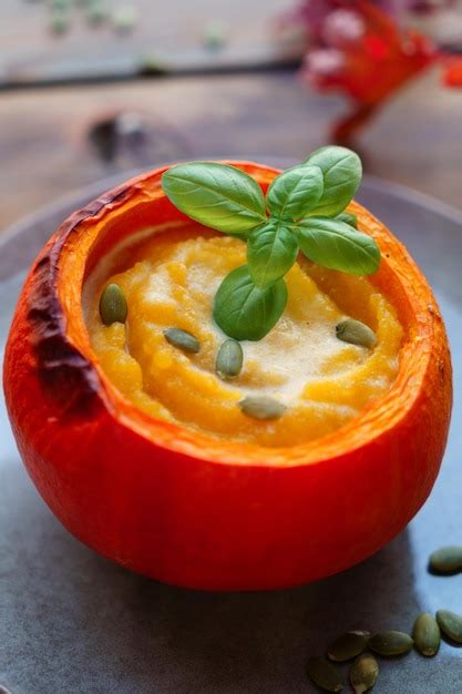 Zucca intera e a fette con foglie d'autunno
