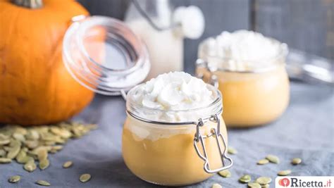 Ingredienti per il cappuccino di zucca disposti su un tavolo di legno