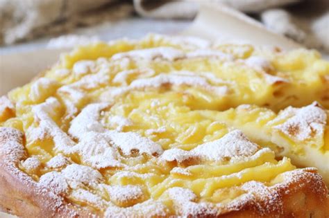Torta di mele con crema pasticcera in primo piano