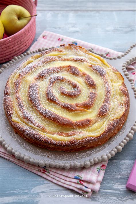 Torta di mele con crema pasticcera e fettine di mela disposte a rosa prima della cottura