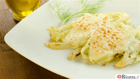 Pane tostato e finocchi bolliti in una ciotola