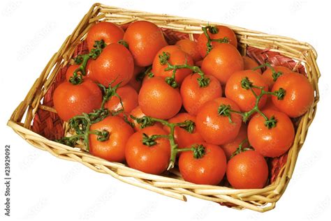 Pomodori conservati in un cesto