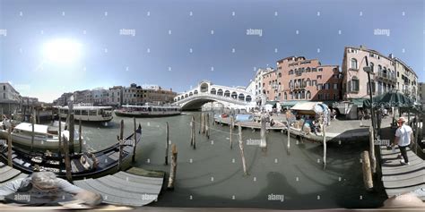 Vista del Ponte di Rialto e Canal Grande con gondole