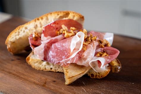 Ingredienti per un panino gourmet: culatello, scaglie di parmigiano, aceto balsamico e mela.