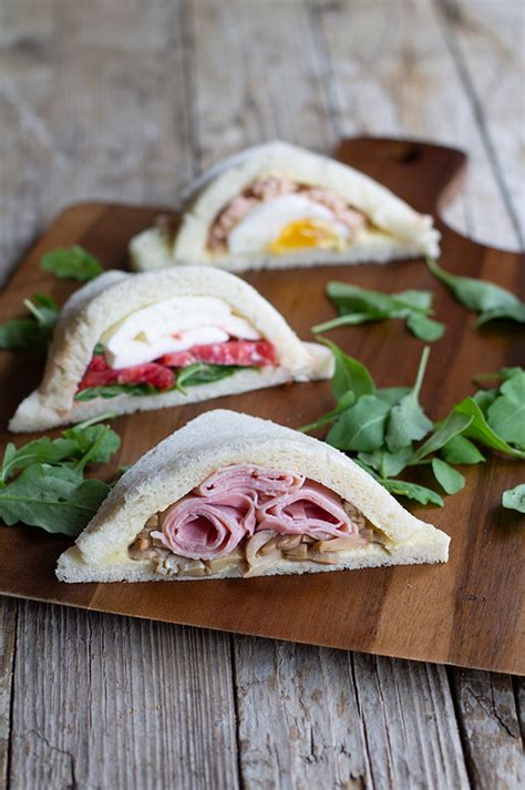 Un tramezzino veneziano con diverse farciture.