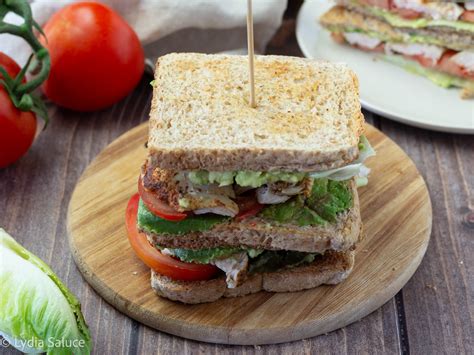 Un panino bilanciato con pane integrale, verdure miste, petto di pollo e avocado.