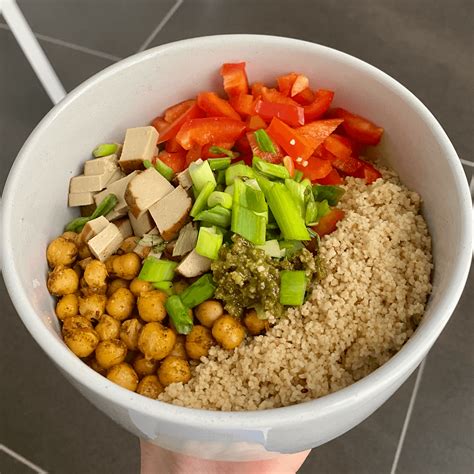 Immagine di una poke bowl con cous cous