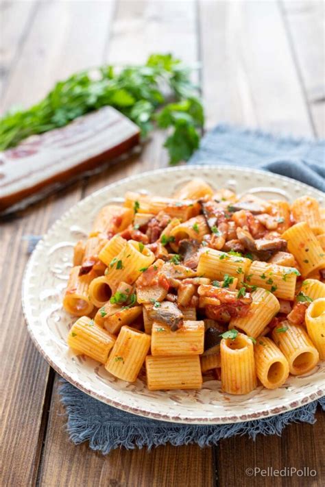 Pasta calamarata con sugo di funghi e pancetta