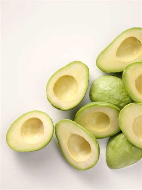 Avocado maturo tagliato a metà con nocciolo visibile