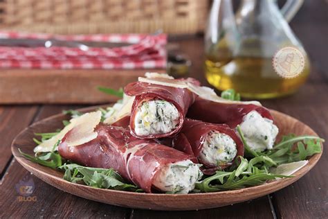 Involtini di bresaola riso e avocado disposti su un piatto