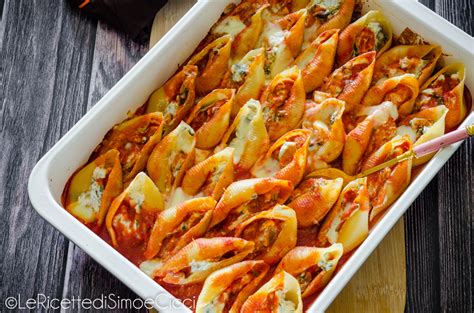 Dettaglio di conchiglioni ripieni con besciamella e formaggio grattugiato