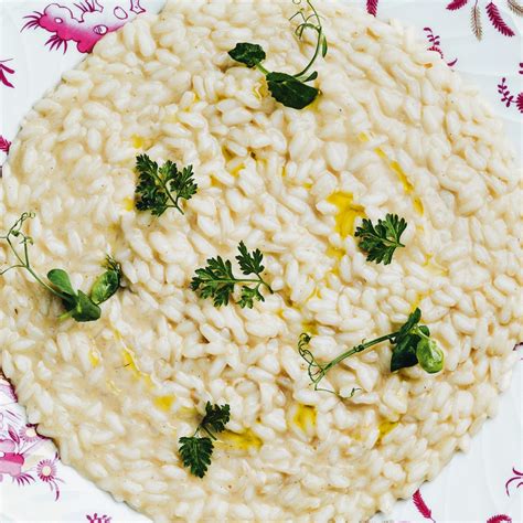 Un piatto di risotto mantecato con scorze di limone candite