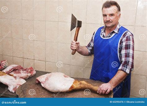 macellaio che taglia carne