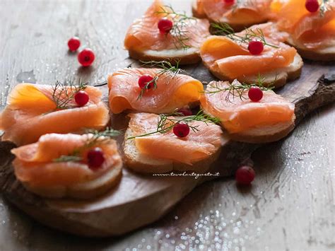 Diverse forme di tartine al salmone