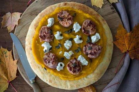 Ingredienti per pizza con zucca e salsiccia