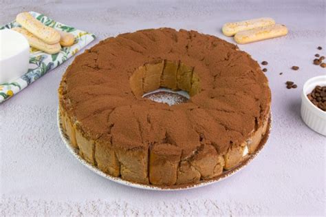 Immagine di una ciambella semifreddo al tiramisù decorata con cacao