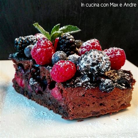 Torta al cacao e frutti di bosco intera