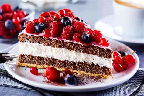 Fetta di torta al cacao con confettura di frutti di bosco