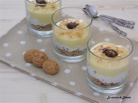 Composizione di dolci al cucchiaio con coppapasta