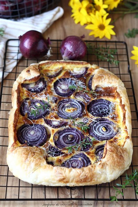 Una torta salata di cipolle dorata e invitante