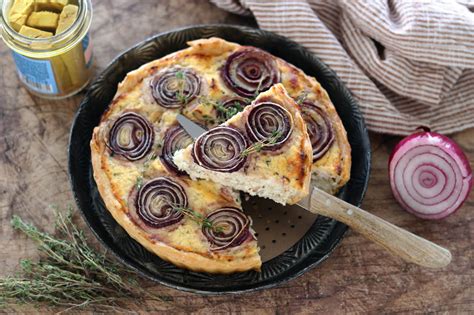 Una torta salata di cipolle rosse con un ripieno cremoso