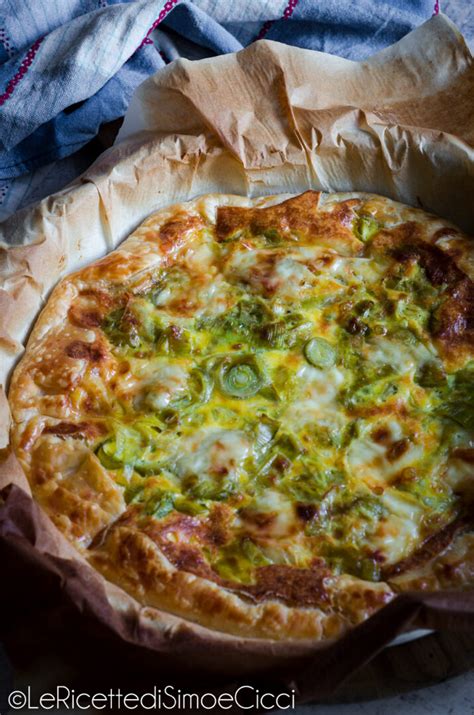 Fette di scamorza affumicata disposte sulla base della torta salata