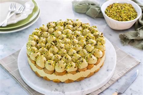 Strati di tiramisù al pistacchio in preparazione