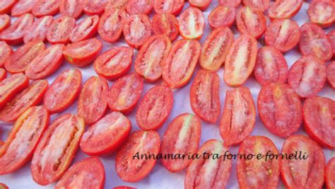 Graticcio con pomodori tagliati a metà esposti al sole