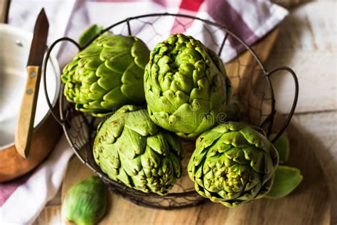Carciofi freschi in un cesto