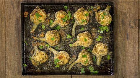 Carciofi gratinati al forno in una pirofila