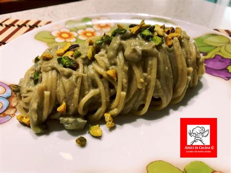 Piatto di spaghetti con crema di carciofi