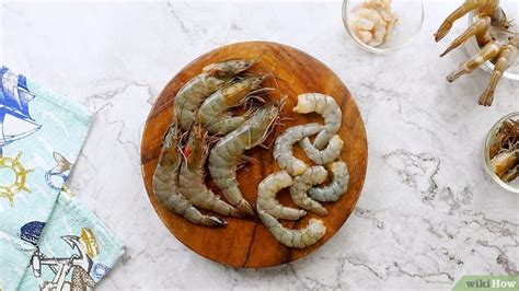 Illustrazione dettagliata dei passaggi per pulire e sgusciare i gamberi.