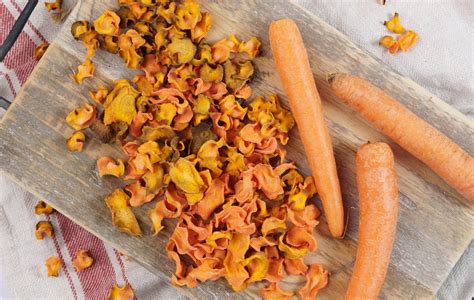 Teglia con chips di carote in forno