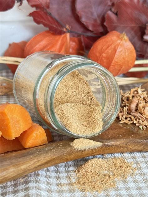 Polvere di carote e bucce essiccate