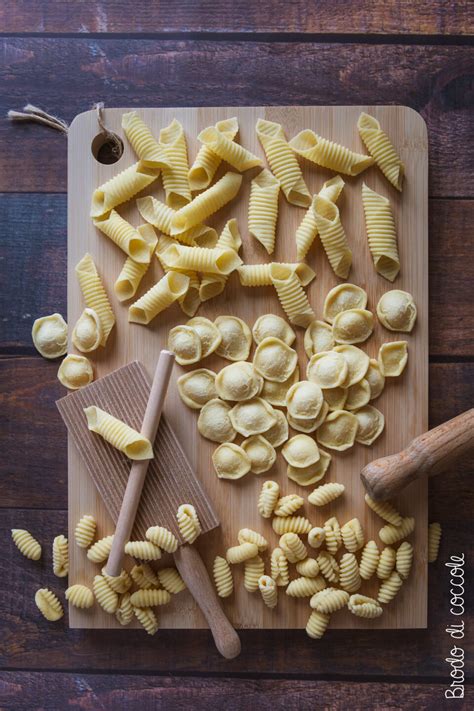 Una ciotola di pasta fresca fatta in casa, con il formato simile ai cavatelli.