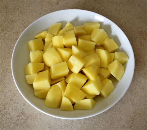 Taglio delle patate a cubetti