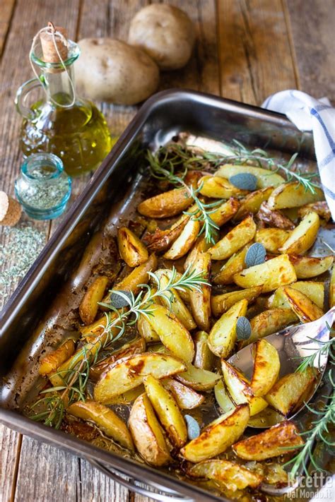 Pirofila di patate al forno pronte per essere infornate