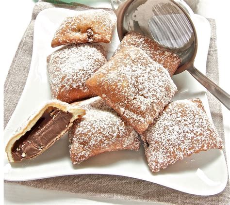 Dolcetti fagottini alla Nutella disposti su un piatto