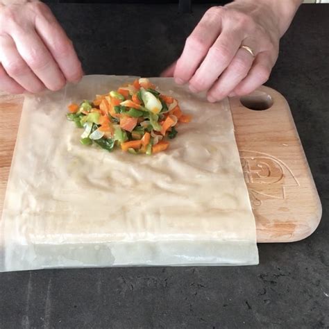 Immagine di un foglio di pasta fillo che viene piegato per formare un fagottino