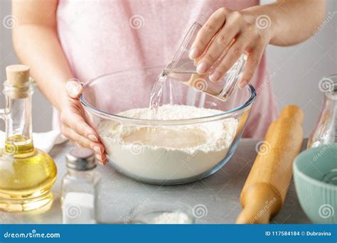 ciotola con acqua calda e canovaccio