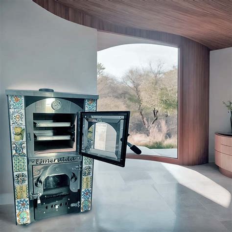 Stufa in maiolica con forno aperto che mostra l'interno