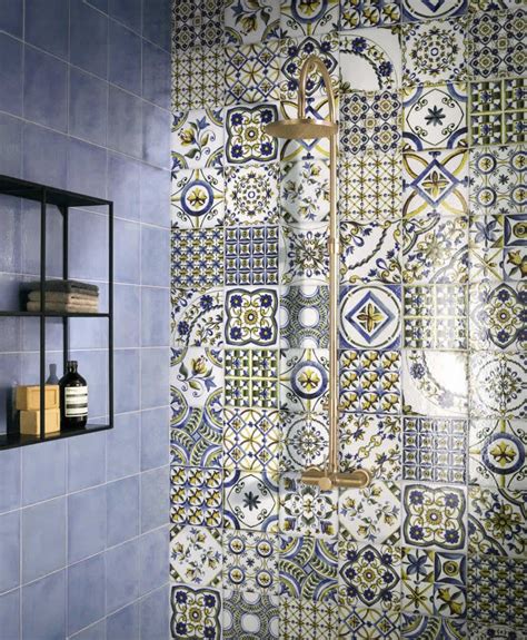 Collezione di piastrelle in maiolica colorate per stufe