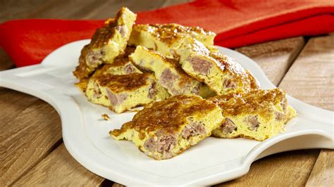 Frittata con broccoli e salsiccia pronta per essere servita