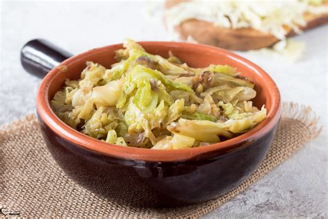 Padella con verza stufata in cottura