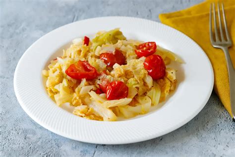Piatto di verza stufata alla salentina servita come contorno