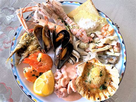 Piatto di antipasti di pesce misti con gamberi, cozze e vongole