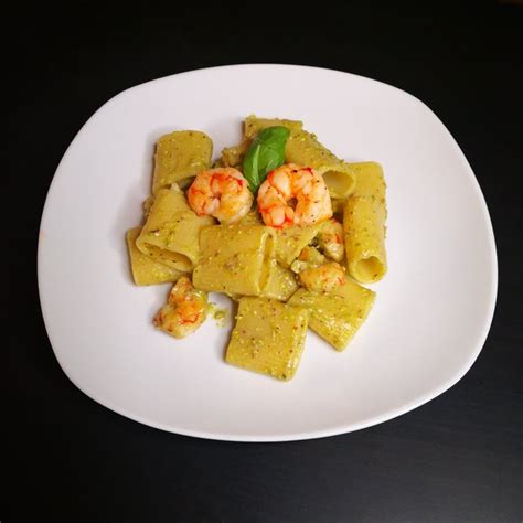 Immagine di paccheri conditi con pesto di pistacchi