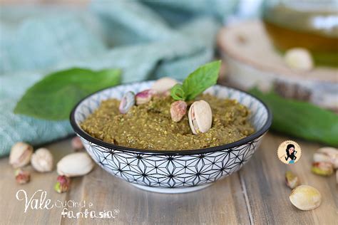 Immagine di un mixer con ingredienti per il pesto di pistacchi