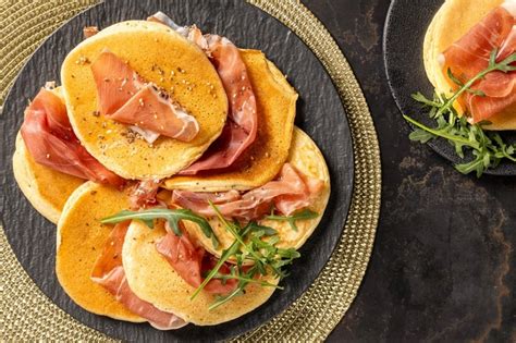 Piatto di pancake salati con diverse farciture