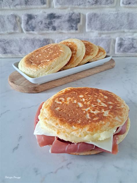 Padella con pancake salati in cottura